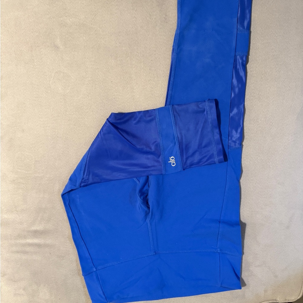 Blue Leggings with Stretchy Form-Fitting Material